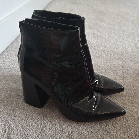 Vince Camuto Black Patent Leather Ankle Boots - Size 8.5 - Picture 3 of 7
